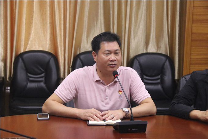 党委副书记李育华主持会议